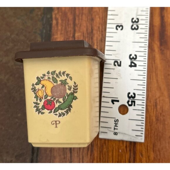 Vintage Sterilite Tan & Brown Salt & Pepper Shakers Set With Lid - Picture 4 of 4